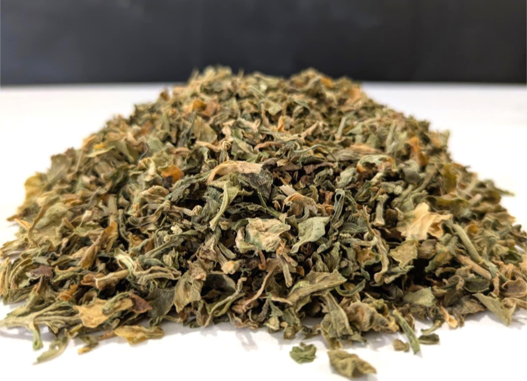 Dry kanna leaf by Astral Herbal on a white and black background.